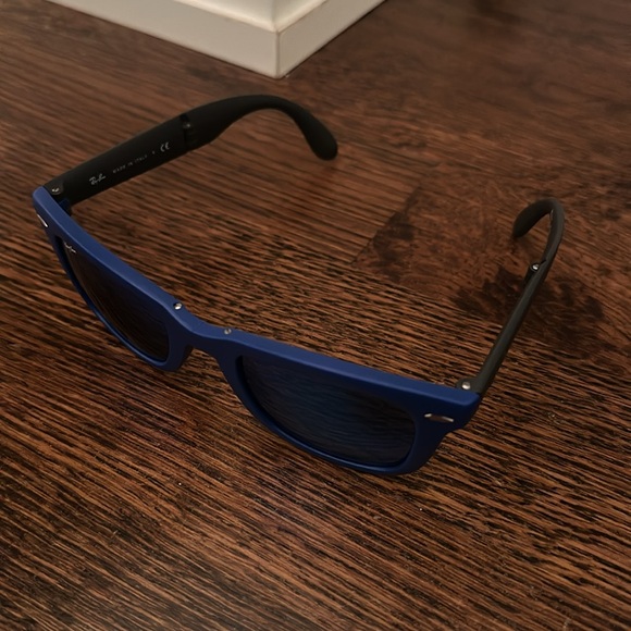 Foldable blue rayban sunglasses - Picture 2 of 3